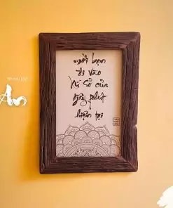 khung-tranh-thu-phap-moi-ban-di-vao-xu-so-cua-giay-phut-hien-tai